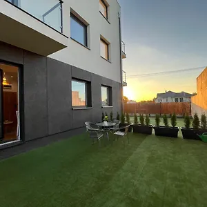 R House - Brand New With Patio And Garage Apartament